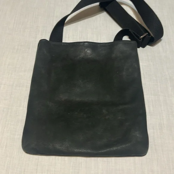 FLY London Black Leather Men's Bag with adjustable strap. - Picture 3 of 5